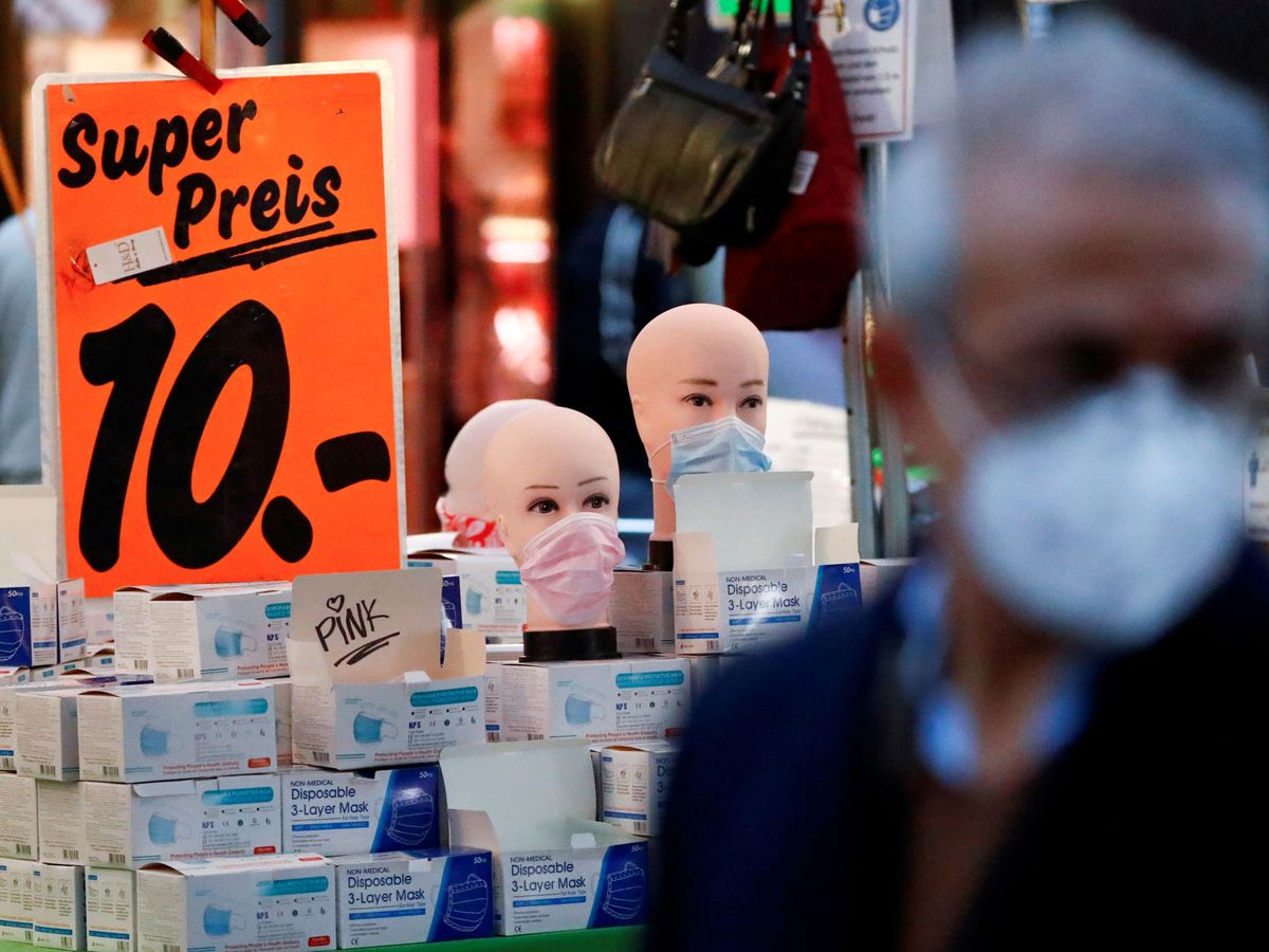 Foto: Tienda de mascarillas en Berlín. (Reuters)