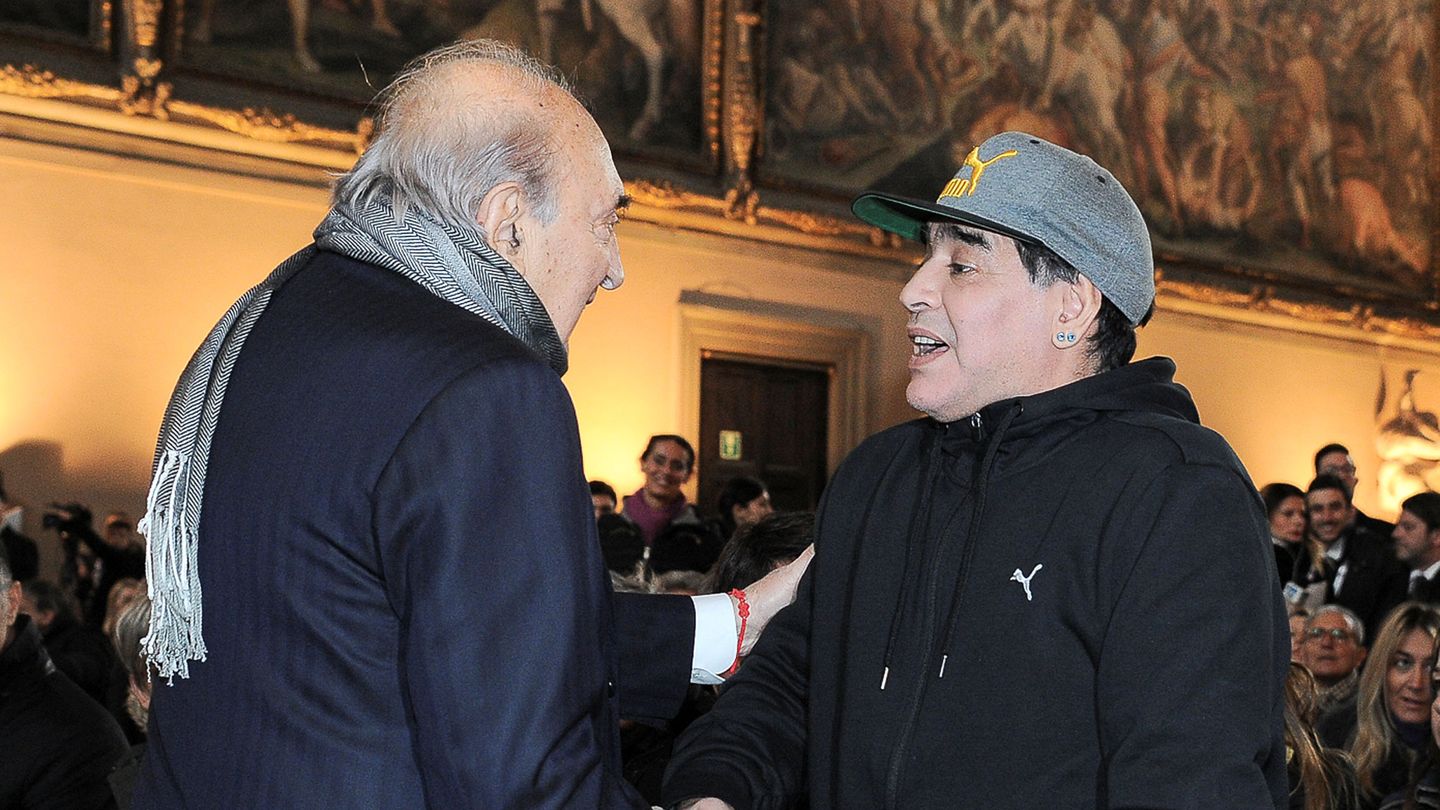 Ferlaino se reencuentra con Maradona en 2017. (Reuters)