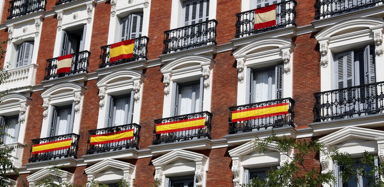 Varias banderas cuelgan de los balcones en Madrid. (EFE)