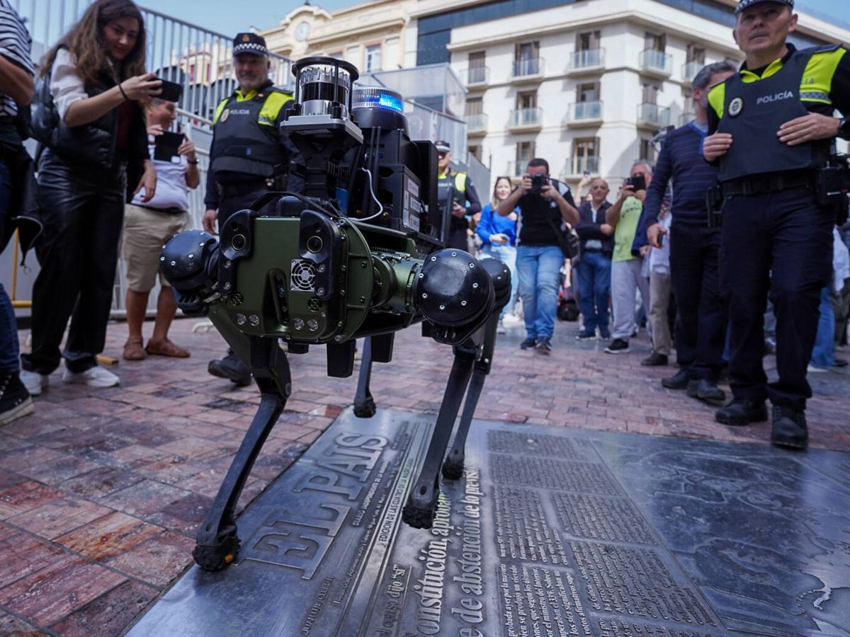 Foto: 'Robodog' durante su demostración por el Centro de Málaga. (Ayuntamiento de Málaga) 
