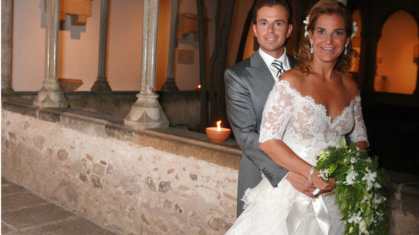 La pareja Sánchez Vicario-Santacana posa tras la ceremonia de su boda. 