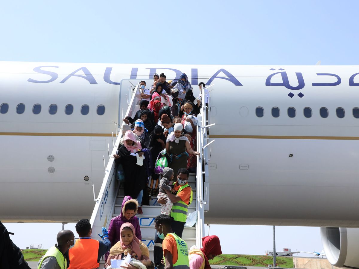Foto: Migrantes etíopes repatriados por Arabia Saudí en su vuelta a la capital Addis Abeba el pasado abril. (EFE) 