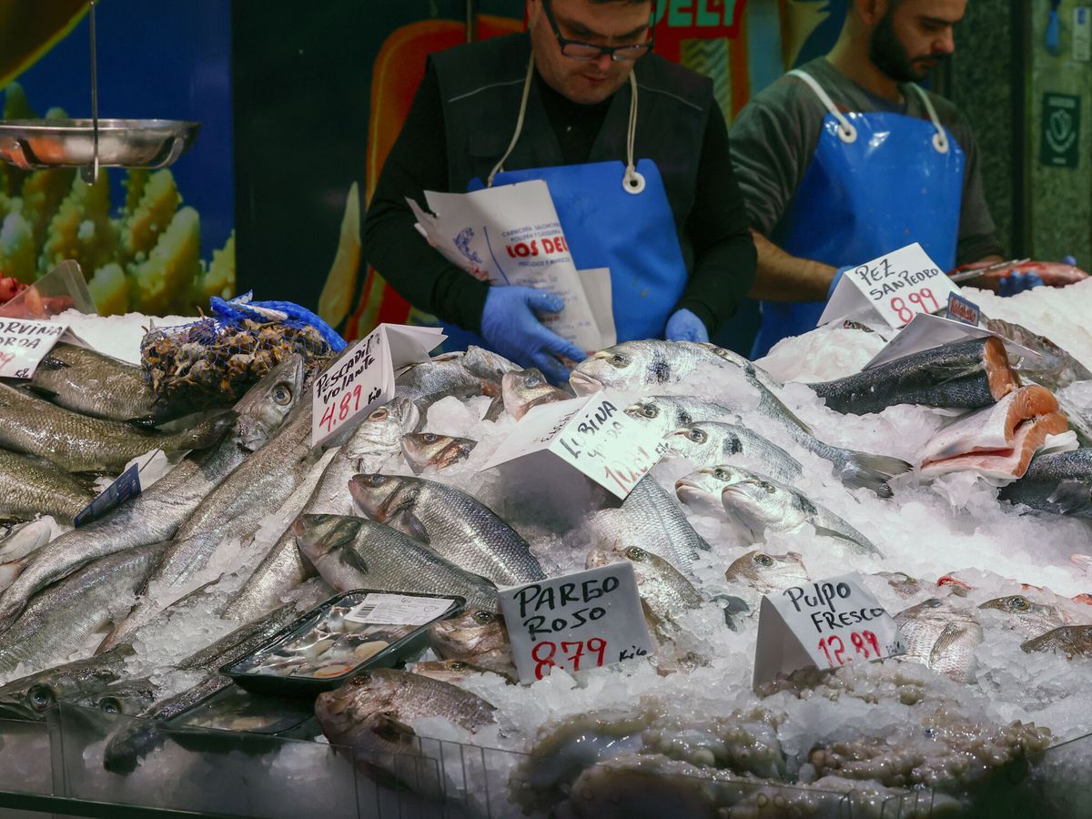 Foto: Vista del género de una pescadería en un mercado de abastos de Madrid. (EFE/Chema Moya)