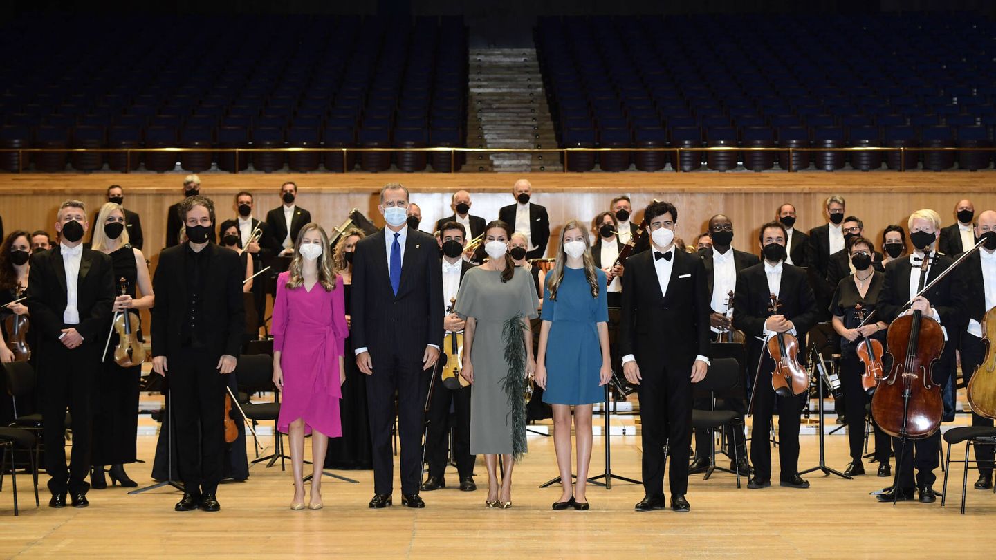 La familia real, junto a la orquesta. (Limited Pictures)