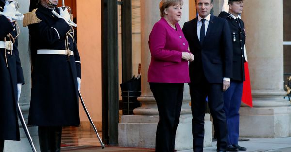 Foto: Emmanuel Macron recibe a Angela Merkel en el Palacio del Elíseo, en París. (Reuters)