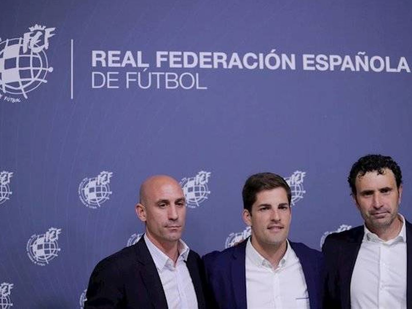 Robert Moreno, entre Rubiales y Molina, en su presentación como nuevo seleccionador español. (EFE)