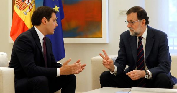 Foto: El presidente del Gobierno, Mariano Rajoy, durante la reunión que mantuvo con el líder de Ciudadanos, Albert Rivera. (EFE)