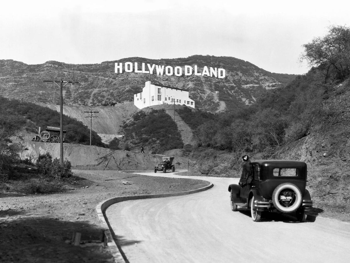 Foto: El cartel original rezaba 'Hollywoodland' en los años 20, 30 y 40. Cartel de Hollywoodland sobre 1924. (Getty/Underwood Archives)