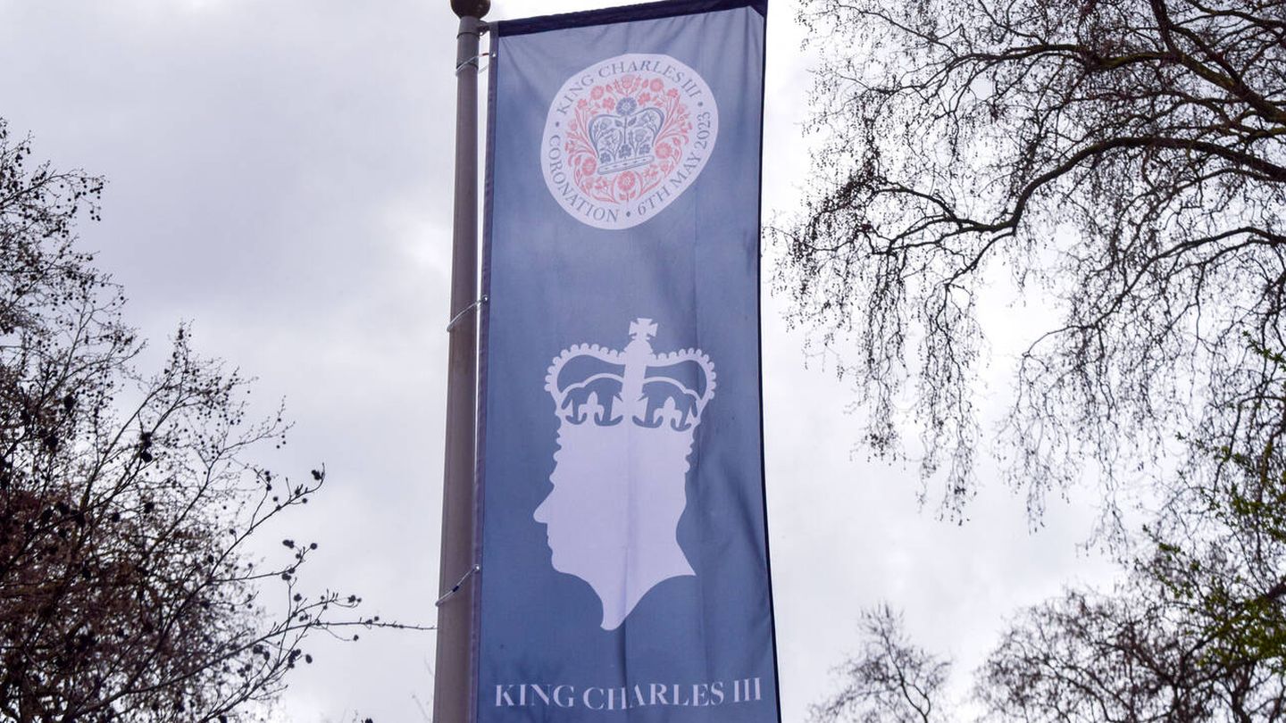Banner antes de la coronación del rey Carlos en Londres (iStock)