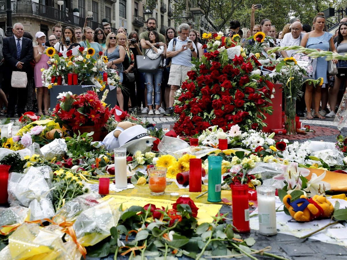 Foto: Un grupo de personas deposita flores en el mosaico de Miró en Las Ramblas en recuerdo de las victimas de los atentados del 17-A en Barcelona y Cambrils. (EFE)