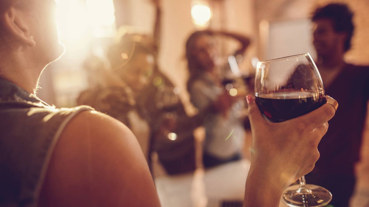 3 maneras en que coges la copa de vino que muestran falta de clase (y la forma correcta) 