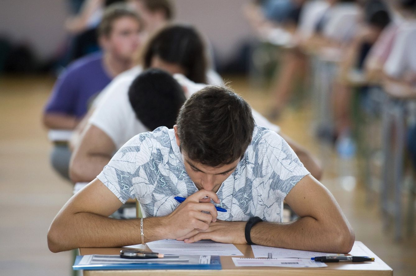 Un alumno de Bachillerato se concentra en un examen de acceso a la universidad. (EFE)