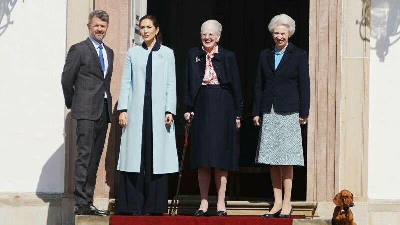 Foto de La reina Mary, de nuevo junto a Federico: sonrisa incómoda y un guiño a su suegra