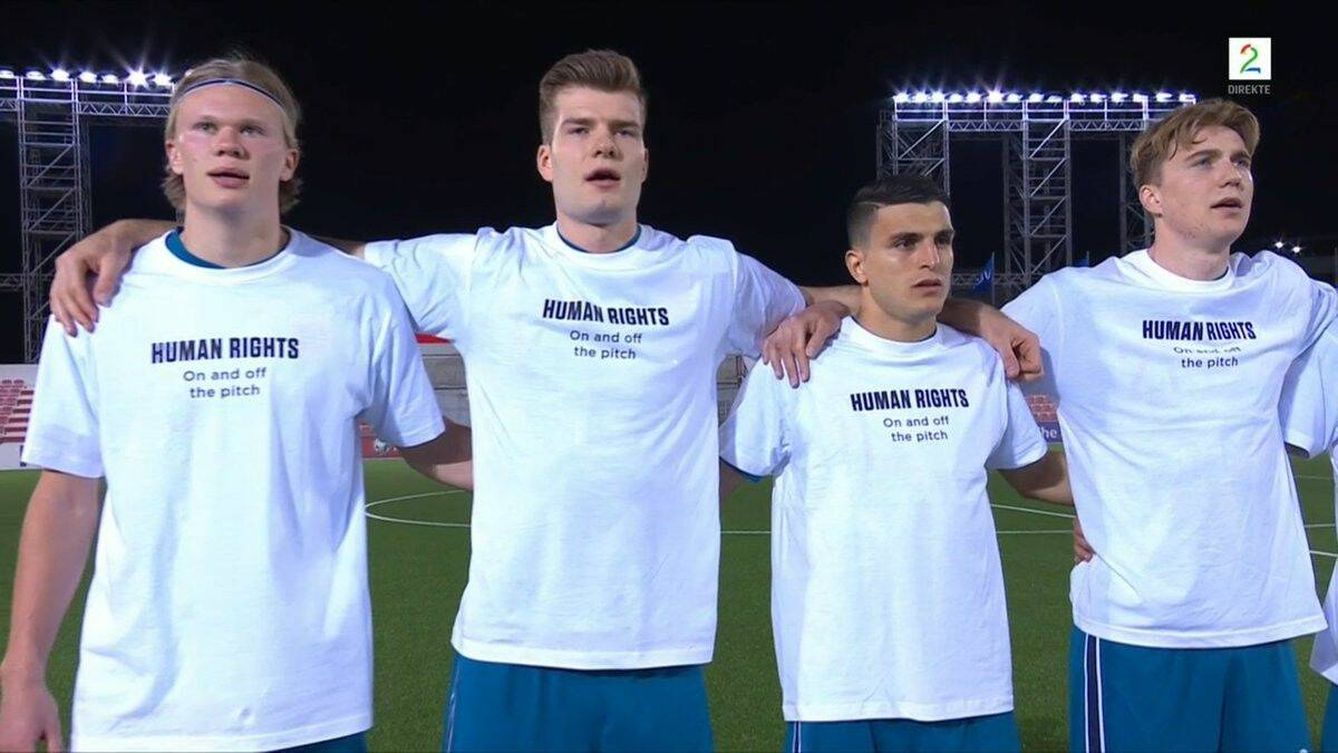 Jugadores de Noruega, con una camiseta que reza 'Derechos humanos, dentro y fuera del campo'. 