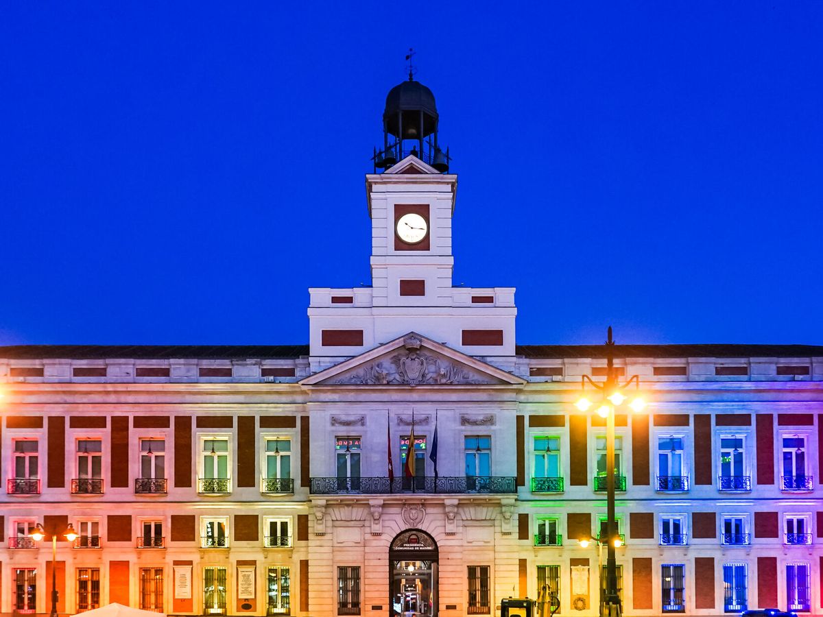 Foto: La sede del Gobierno de la Comunidad de Madrid, iluminada con los colores de la bandera LGTBI. (EFE)