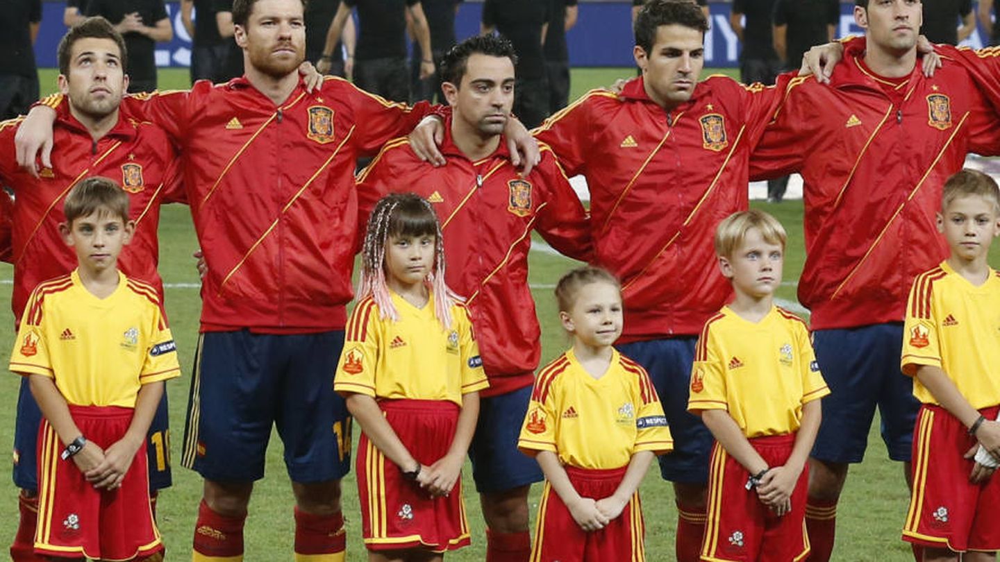 Xavi Hernández (c) escucha el himno español durante el Portugal-España de la Eurocopa 2012. (Reuters)