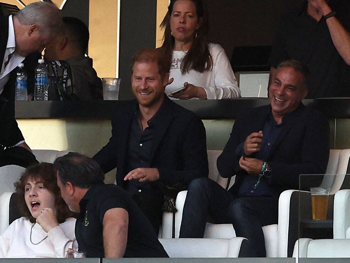 Foto: El príncipe Harry viendo el fútbol desde un palco vip. (Getty)