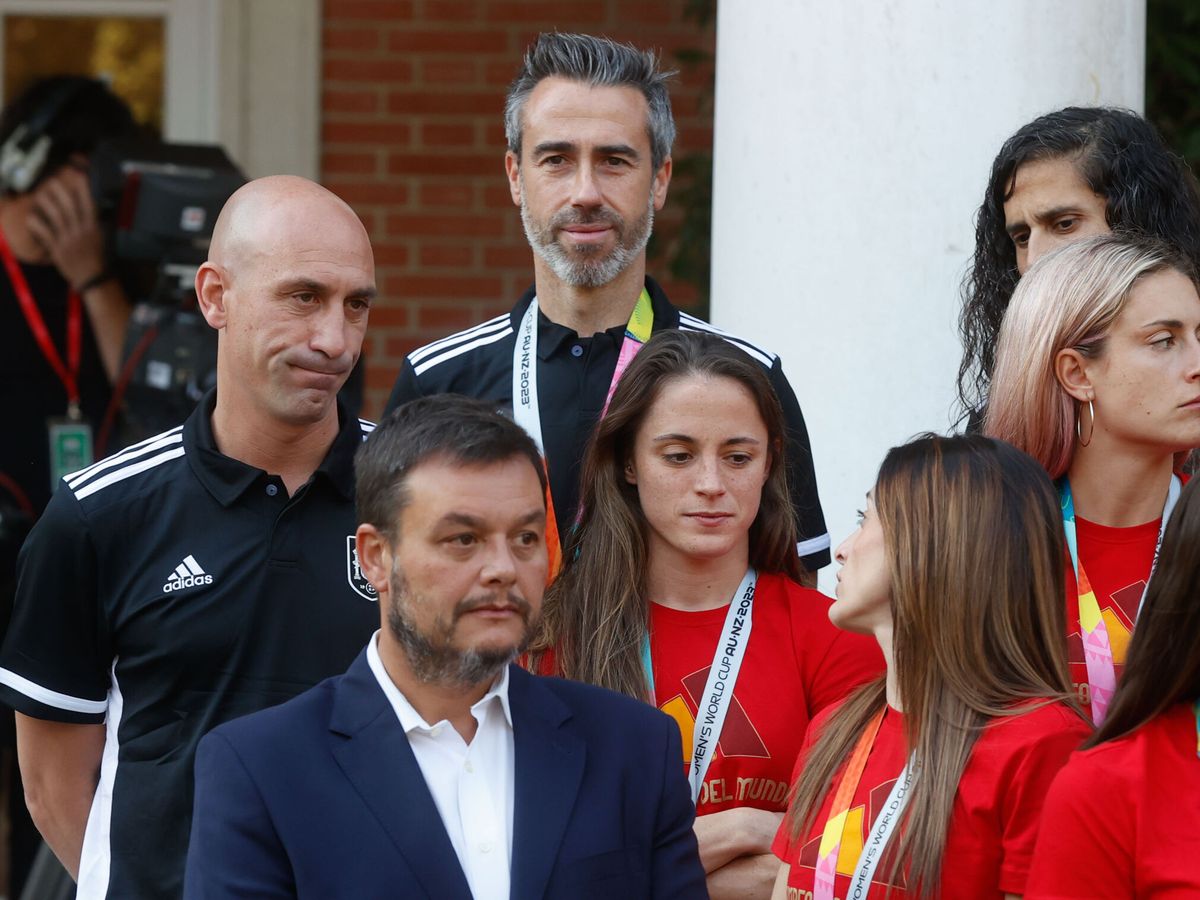 Foto: El entrenador de la selección femenina de fútbol, Jorge Vilda, junto al presidente de Real Federación Española de Fútbol (RFEF), Luis Rubiales y algunas jugadoras de la Selección Española de Fútbol Femenino. (EFE)