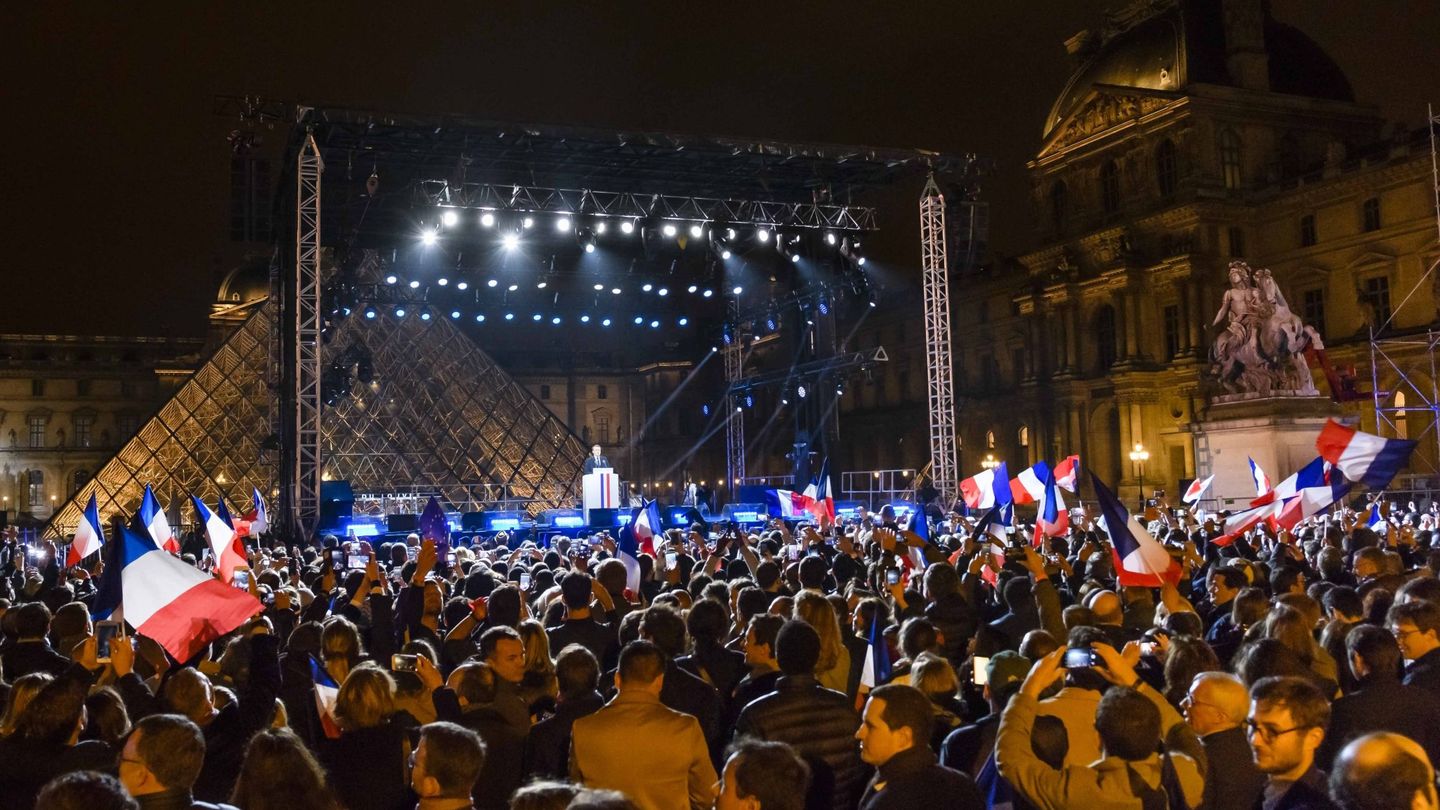 Seguidores de Macron escuchan el discurso del nuevo presidente de Francia en la explanada del Louvre. (Reuters)