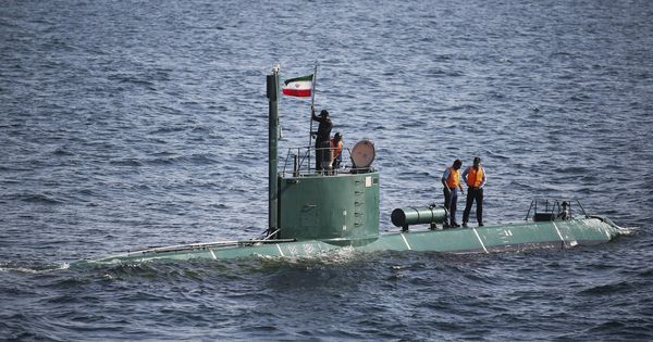 Foto: Un submarino con la bandera iraní. (Reuters)