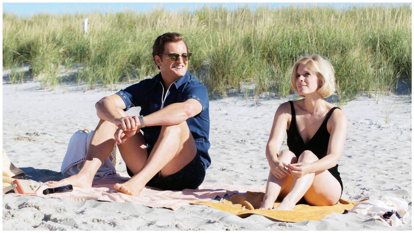 Ted Kennedy (Jason Clarke) y Mary Jo Kopechne (Kate Mara), en ‘El escándalo Ted Kennedy’. (Apex Entertainment)