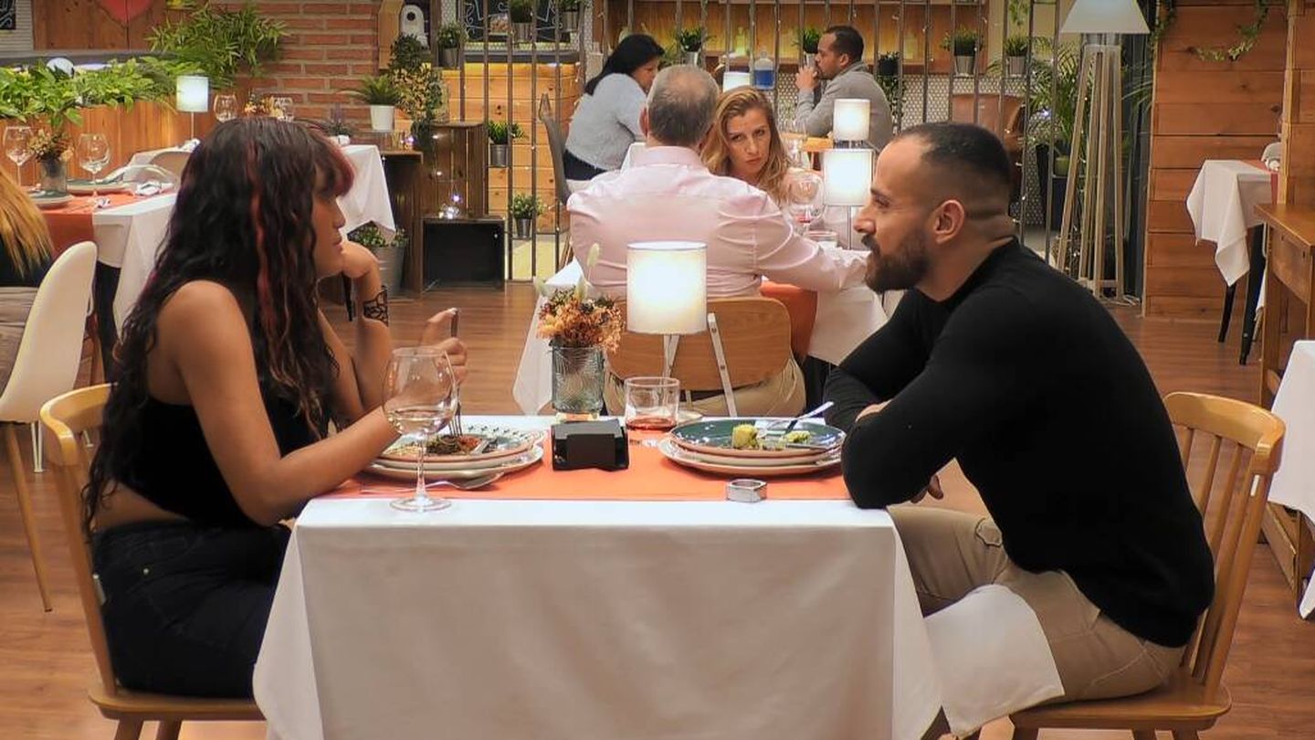 Lis y Hassan se conocen en el restaurante de 'First Dates'. (Mediaset)