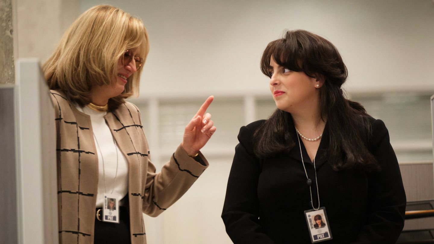 Linda Tripp (Sarah Paulson) y Monica Lewinsky (Beanie Feldstein) en 'El caso Lewinsky'. (Tina Thorpe/FX)