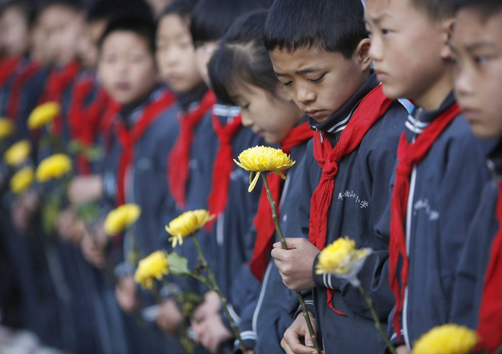 Foto: Un grupo de niños chinos durante una ceremonia por el aniversario del terremoto de Sichuan (Reuters).