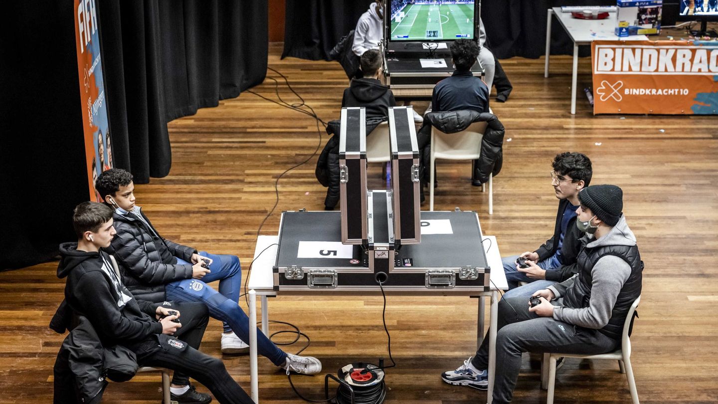 Varios 'gamers' compiten en un torneo en Holanda. (EFE)