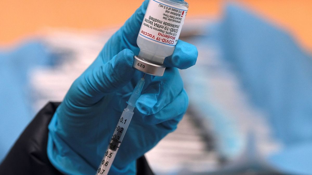 La carrera de las vacunas contra ómicron: el plan de las farmacéuticas para conseguirlas