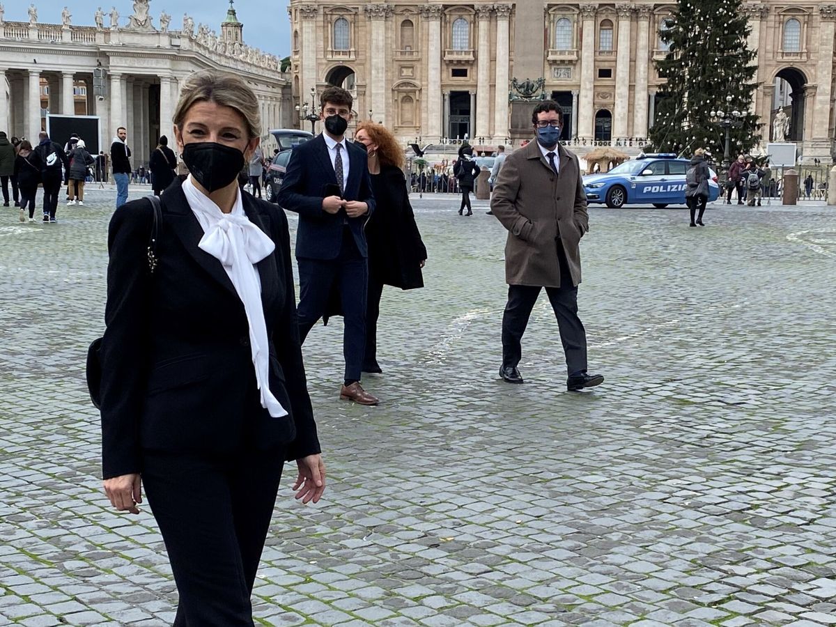 Foto: Yolanda Díaz, a su llegada al Vaticano para reunirse en privado con el papa Francisco para hablar de la reforma laboral. Laura Serrano (EFE).