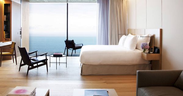 Foto: Una habitación del hotel Akelarre y el mar.