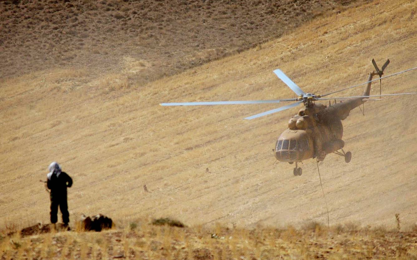 Un francotirador de la Guardia Revolucionaria custodia el aterrizaje de un helicóptero durante unas maniobras en el oeste de Irán, en septiembre de 2004. (Reuters)