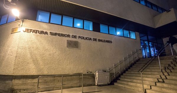 Foto: Vista de la fachada de la Jefatura Superior de la Policía Nacional en Baleares, en la calle Simó Ballester de Palma, donde fue trasladado el detenido. (Efe)