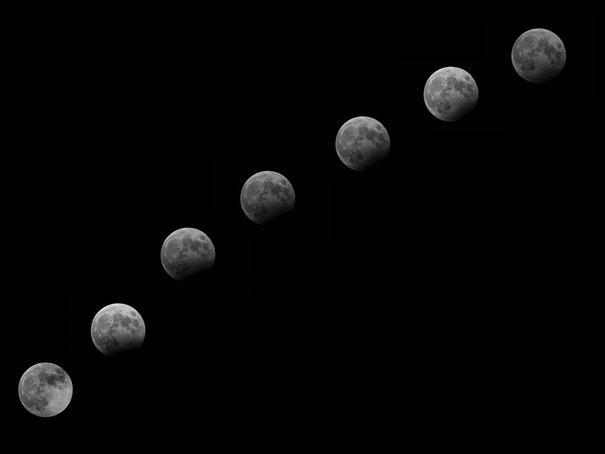 Foto: Secuencia de la Luna vista parcialmente eclipsada (EFE/CATI CLADERA)