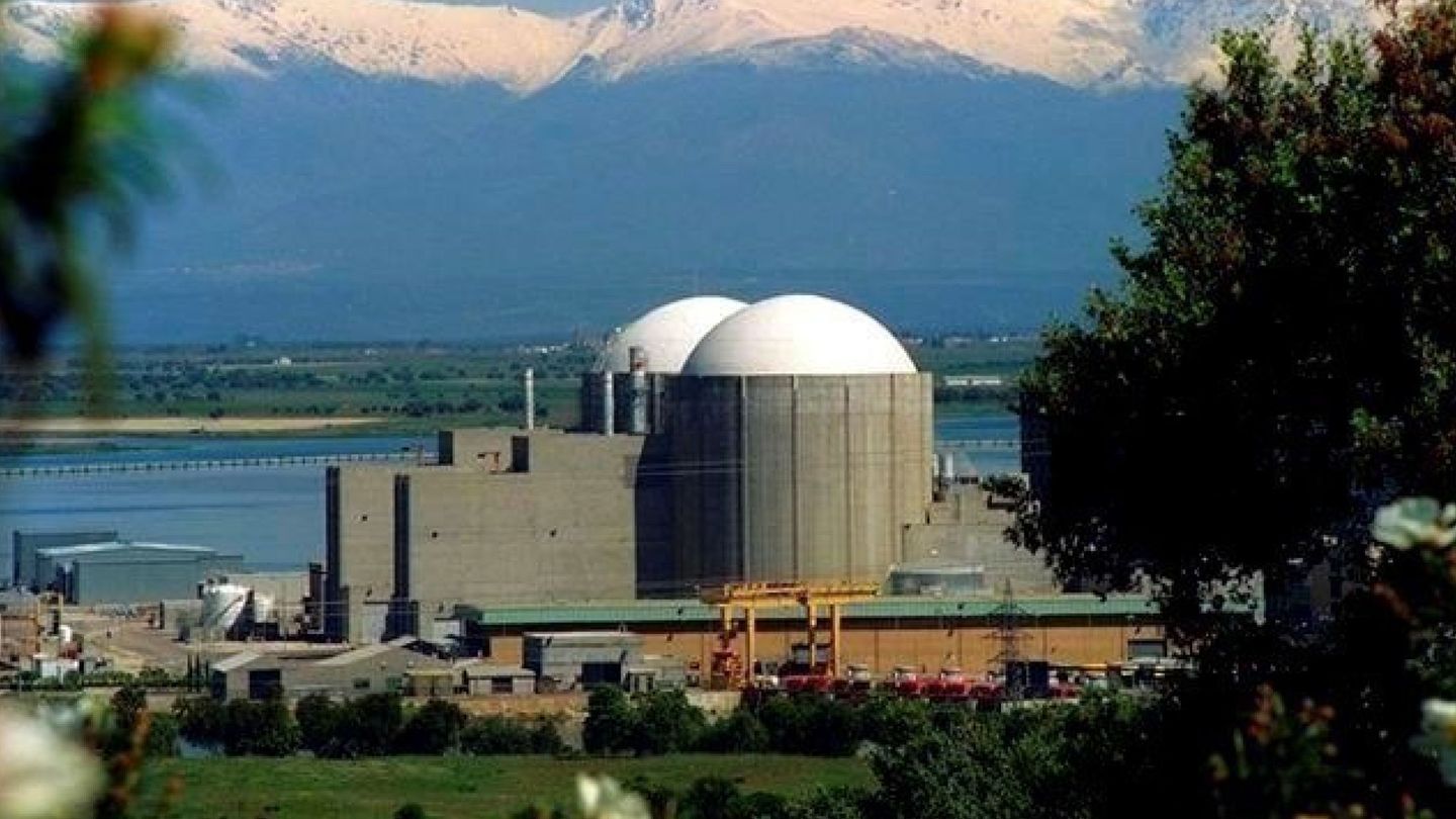 Exterior de la Central Nuclear de Almaraz. Según la AIE, la energía nuclear va a seguir suministrando energía durante años. (EFE)