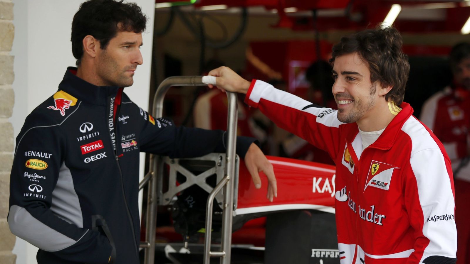 Foto: Mark Webber y Fernando Alonso en la temporada 2013.