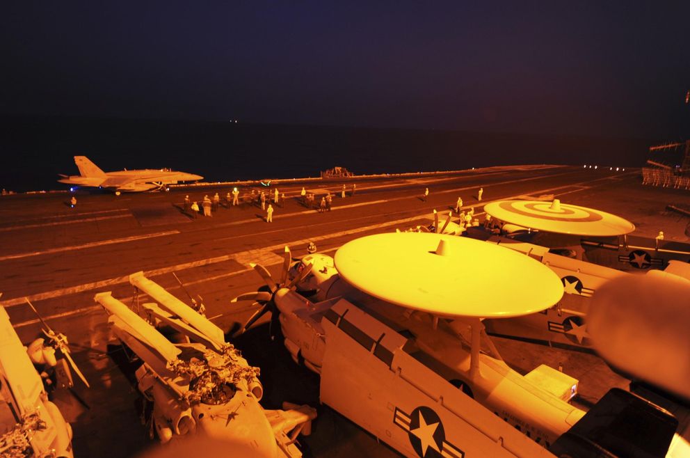 Aviones de combate despegan desde la cubierta del USS George H.W. Bush durante la ofensiva en Siria (Reuters).