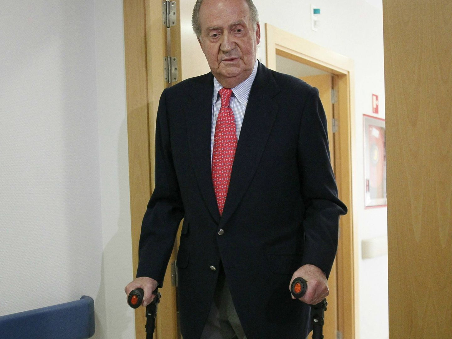El rey Juan Carlos, tras su operación de cadera al volver de Botsuana. (Getty) 