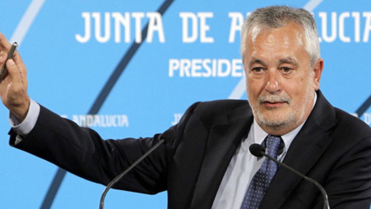 Griñán revienta su neutralidad: acusa a ‘El País’ de escribir un artículo “sectario” contra Chacón