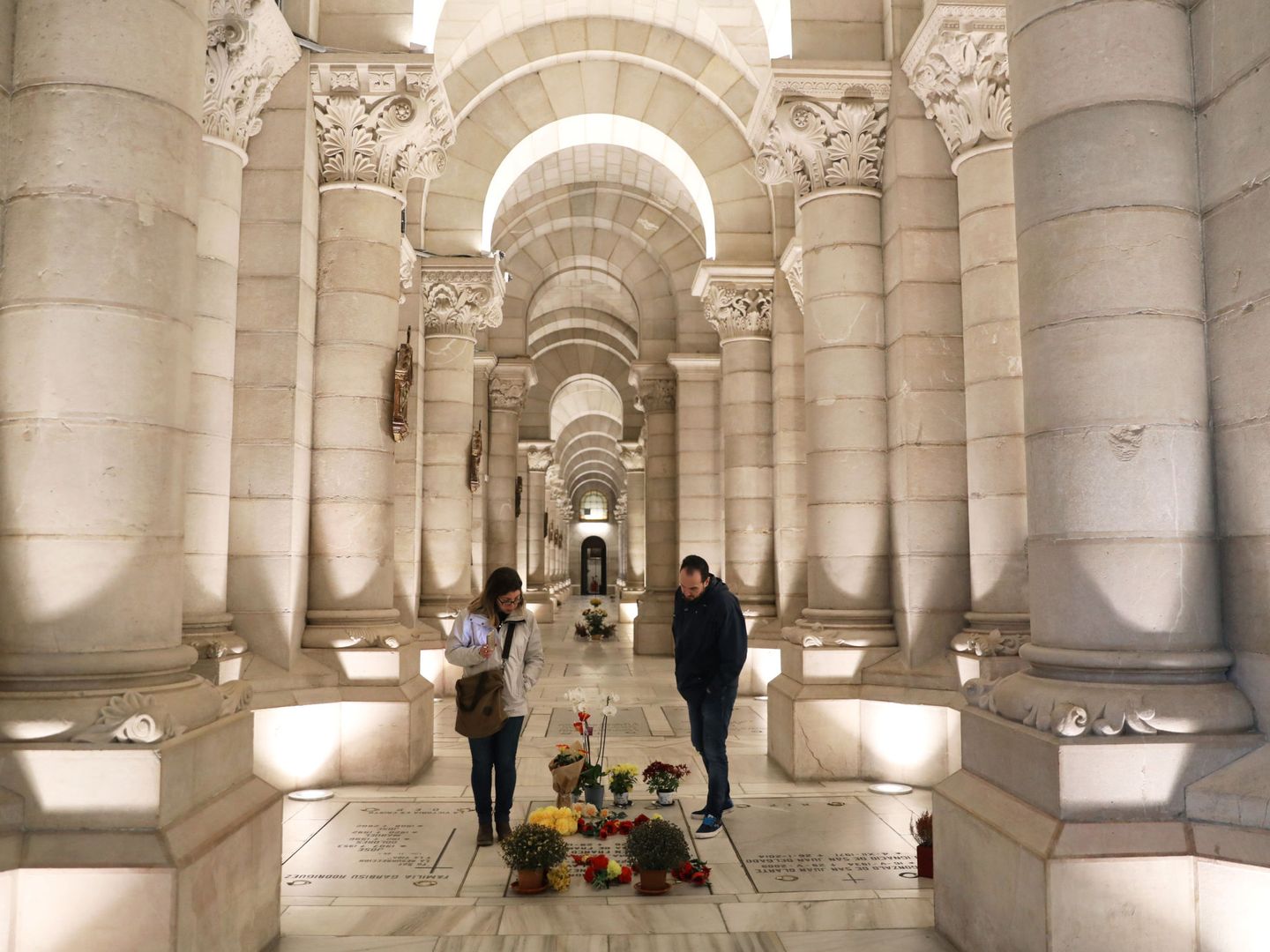 Visitantes de la cripta de la Almudena se paran ante la tumba de la hija de Francisco Franco, Carmen Franco, y el esposo de esta, Cristóbal Martínez-Bordiú, el pasado 14 de noviembre. (Reuters)