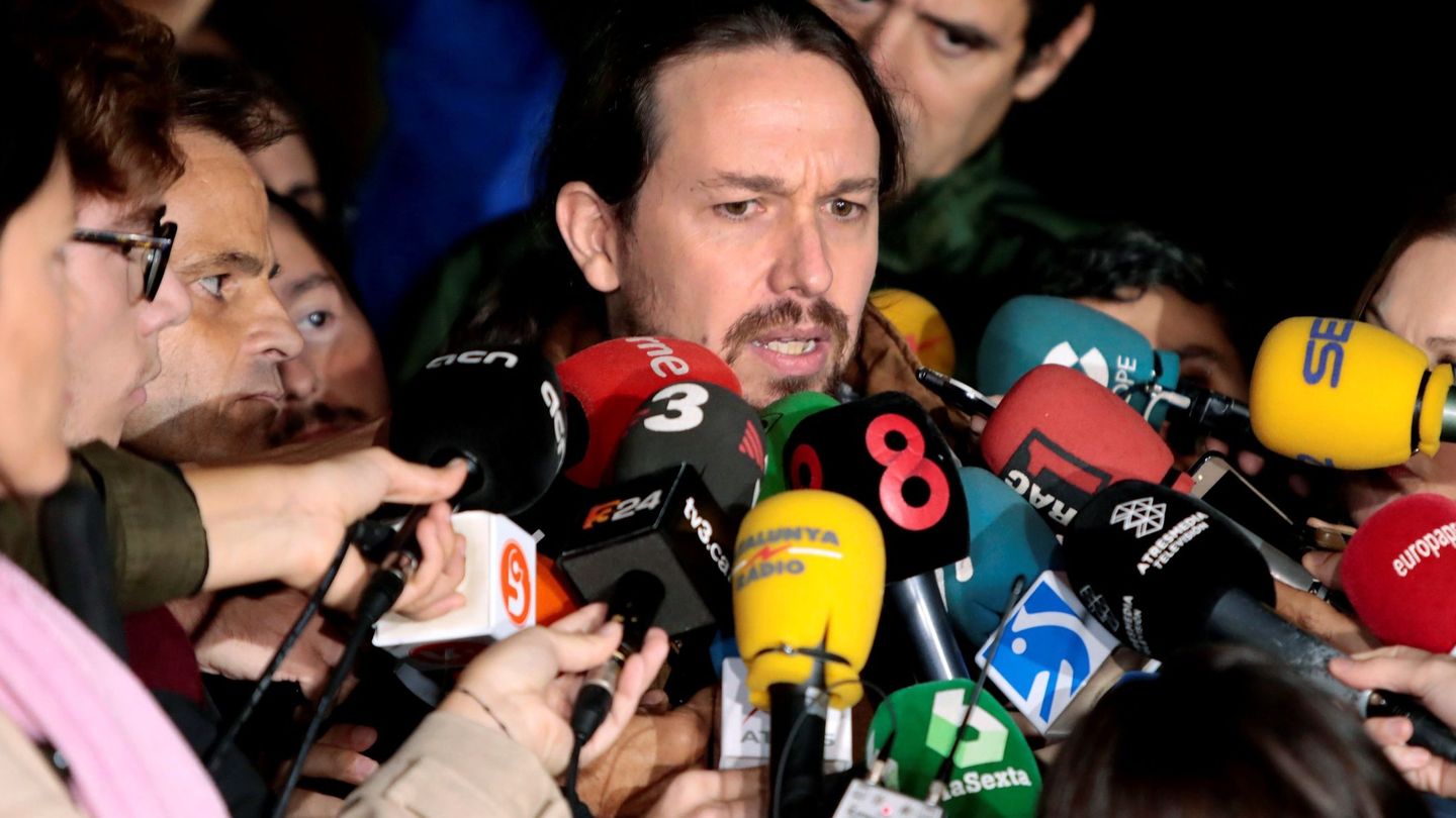 El líder de Podemos, Pablo Iglesias, atiende a los medios de comunicación, hoy a su salida de Lledoners. (EFE)
