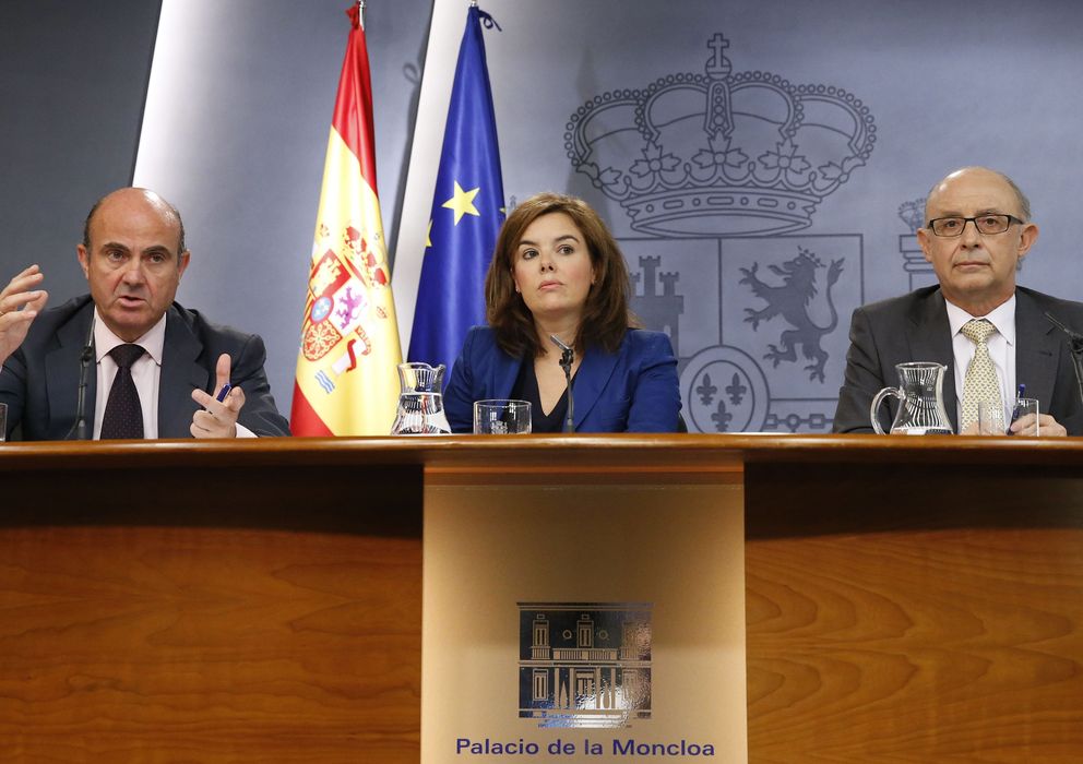 Foto: El ministro de Economía Luis de Guindos, la vicepresidenta Soraya Saénz de Santamaría y el ministro de Hacienda Cristóbal Montoro (EFE)