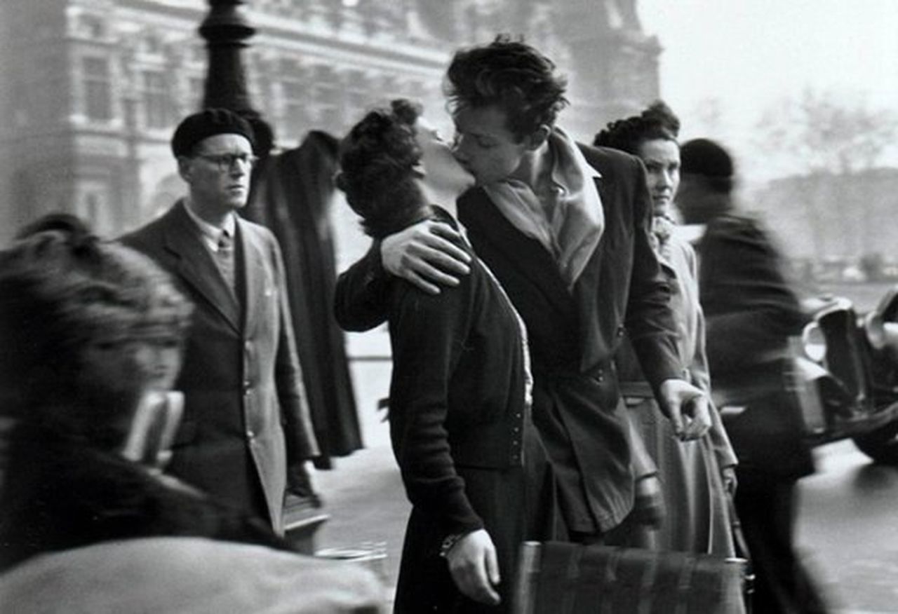 Detalle del archifamoso beso fotografiado por Robert Doisneau. (Pinault Collection)