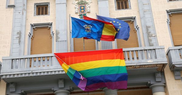 Foto: Bandera arco iris ondea en un balcón (Efe)
