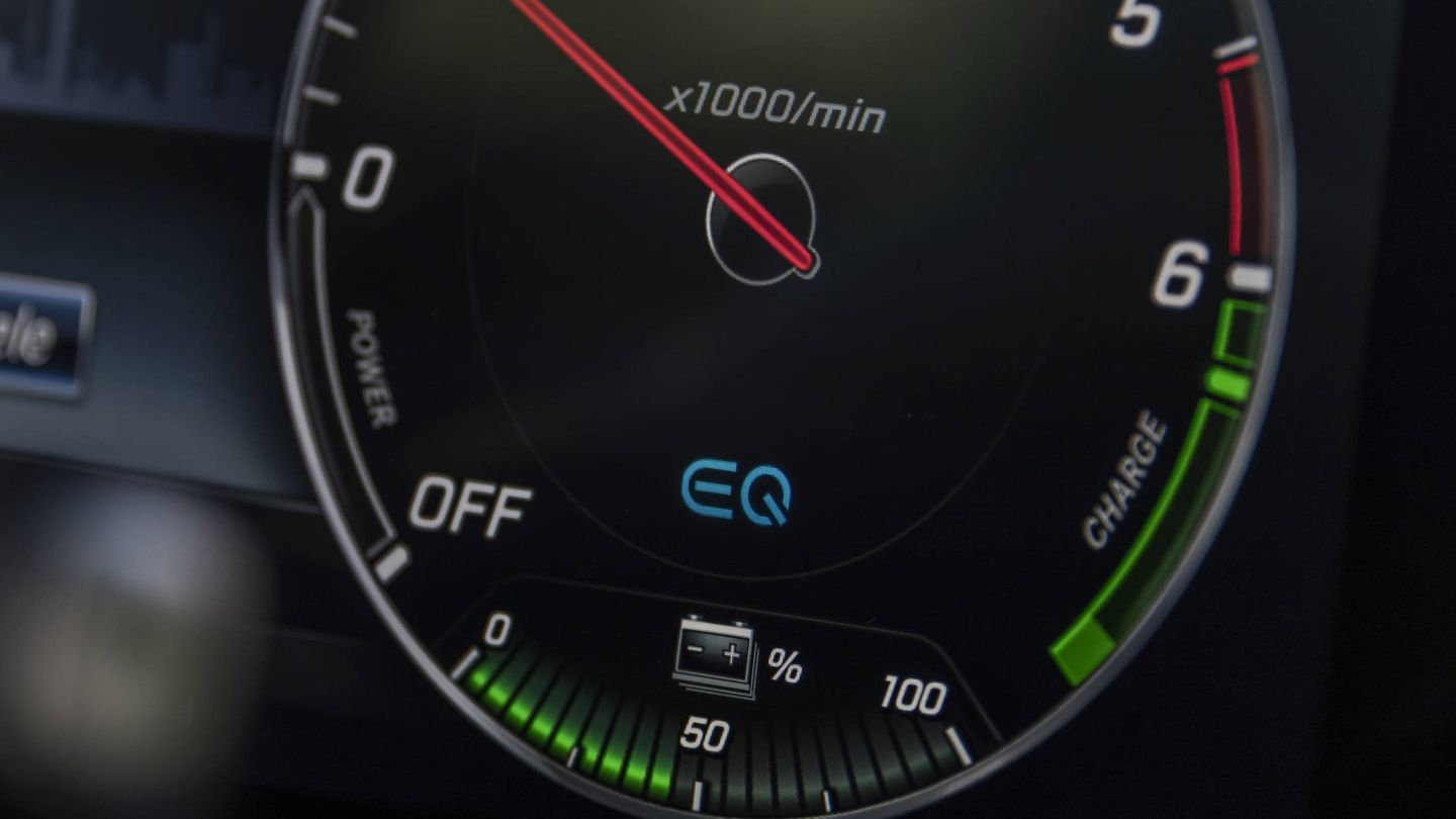 El anagrama EQ de la división eléctrica de Mercedes en el cuentavueltas.