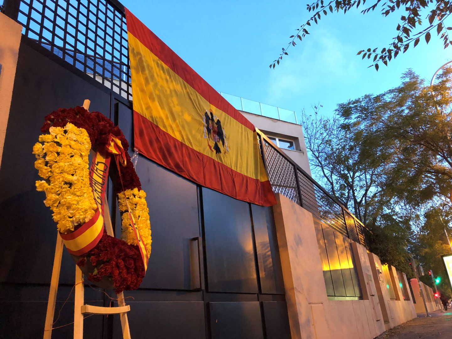 Bandera franquista desplegada en la casa de Francis Franco. (EFE)