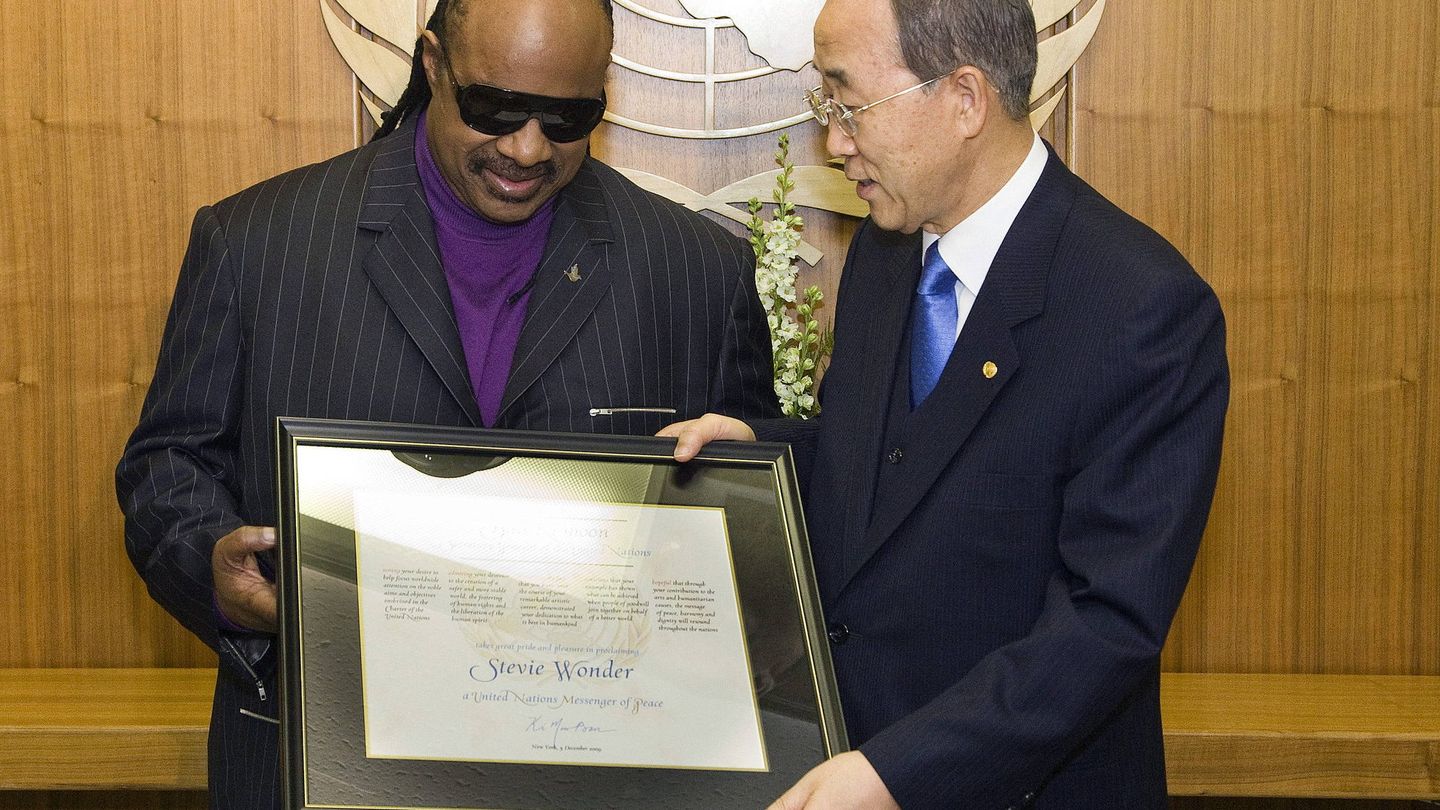 Stevie Wonder, con el secretario general de la ONU, Ban Ki-moon. (EFE)