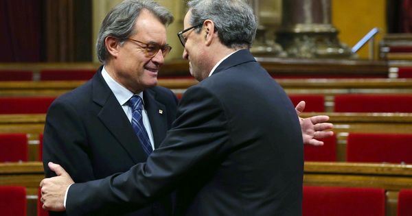 Foto: El presidente de la Generalitat, Quim Torra, saluda al expresidente Artur Mas. (EFE)