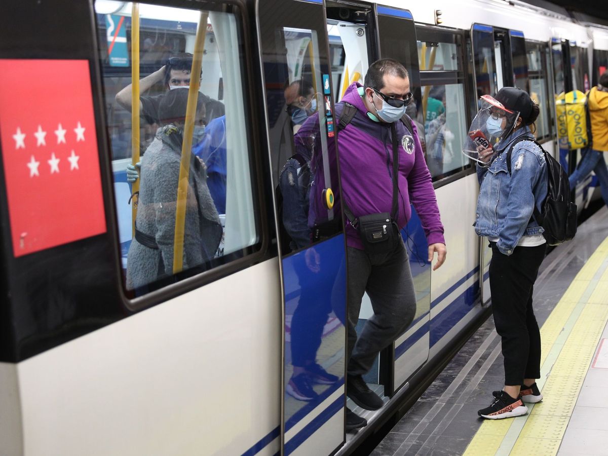 Foto: Viajeros en el Metro de Madrid durante la crisi del coronavirus. (Efe)